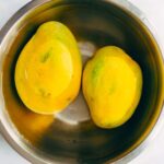 Why do we soak mangoes in water in hindi 2022