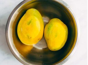 Why do we soak mangoes in water in hindi 2022